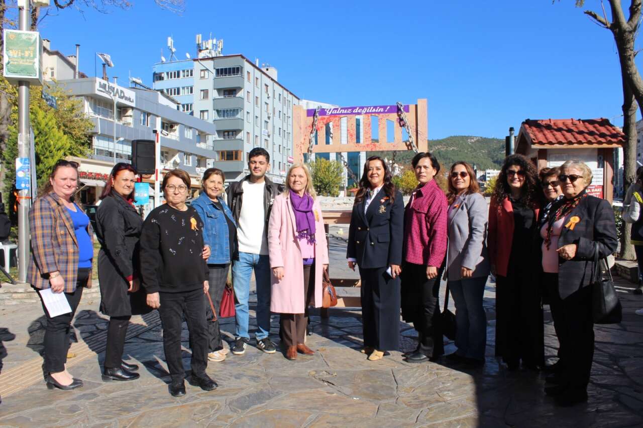 Zincirli Sandalyeler Açıldı, Muğla Meydanları Kadına Şiddete Hayır Dedi 1